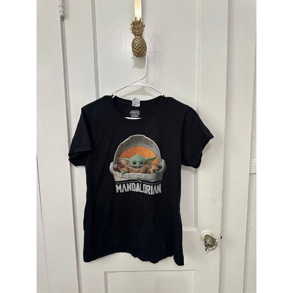 Star Wars, the Mandalorian size large T-shirt - Picture 1 of 8